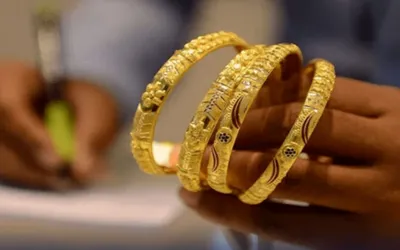 Gold prices drop by Rs 3,800 per tola in Pakistan