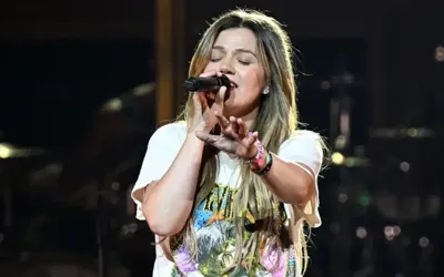 Kelly Clarkson Kicks Off Las Vegas Residency 1 Week After Last-Minute Cancellation