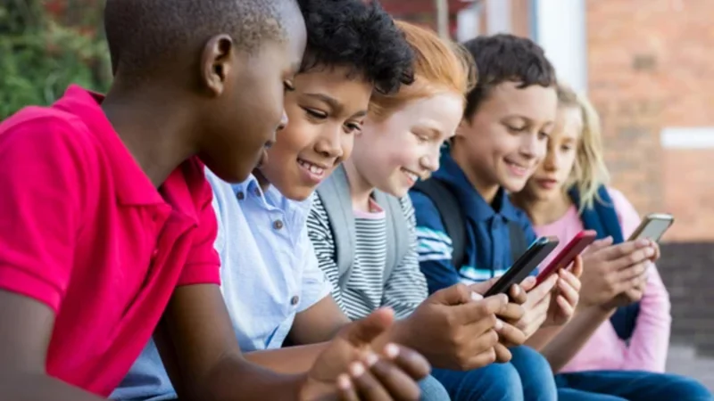 Experts Reveal the Best Age to Introduce Smartphones to Children