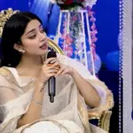 Alizeh Shah gracefully sings "Har Zulm Tera Yaad Hai" song