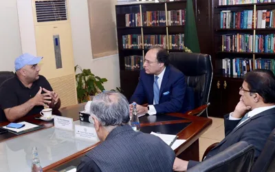 Aurangzeb, Chairman Anjuman-e-Tajran discuss issues of business community