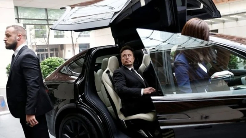 Elon Musk visits China to discuss self-driving technology