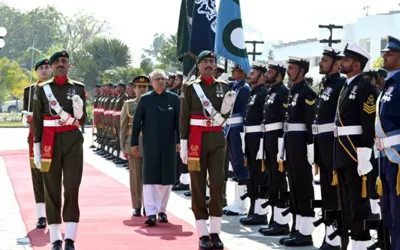 President Alvi presented farewell guard of honour