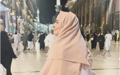 See Photos: Hania Aamir's First Umrah Journey Captivates Fans