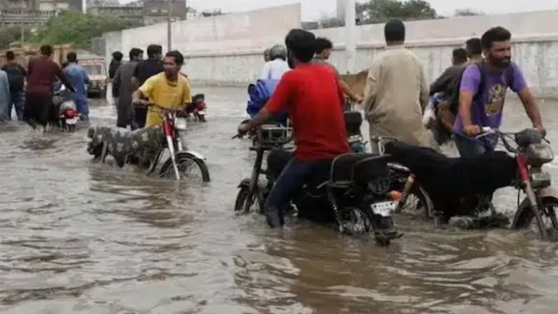 Heavy Rains Cause Chaos in Karachi, Leaving Thousands Stuck on Roads