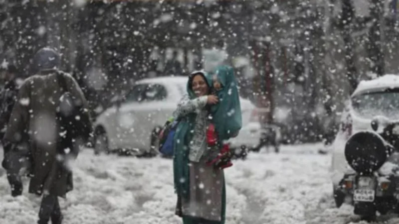 Pakistan experiences heavy snowfall and rain in several areas