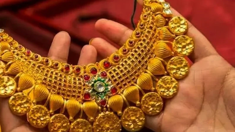 Gold price surge by Rs 3500 per tola in Pakistan