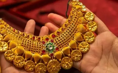 Gold price surge by Rs 3500 per tola in Pakistan