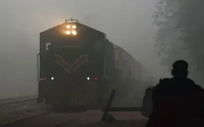 Fog disrupts train schedule in Pakistan