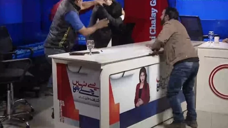 PML-N and PTI leaders kick, punch and abuse each other on Bol News program