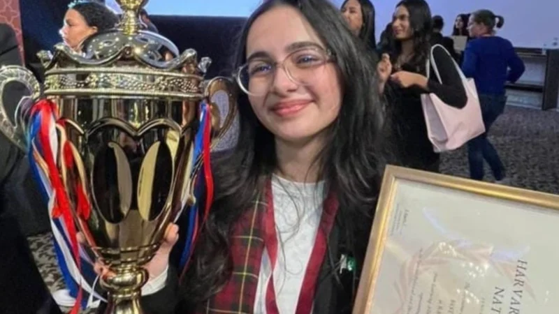 Pakistani Student Rania Ali wins Best Delegate Award in Dubai
