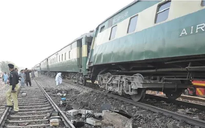 Karachi-Lahore Pak Business Express two bogies derail