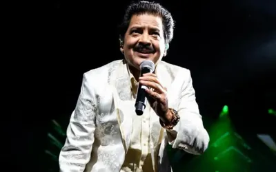 Udit Narayan defends his viral concert video, calls it ‘pure affection’