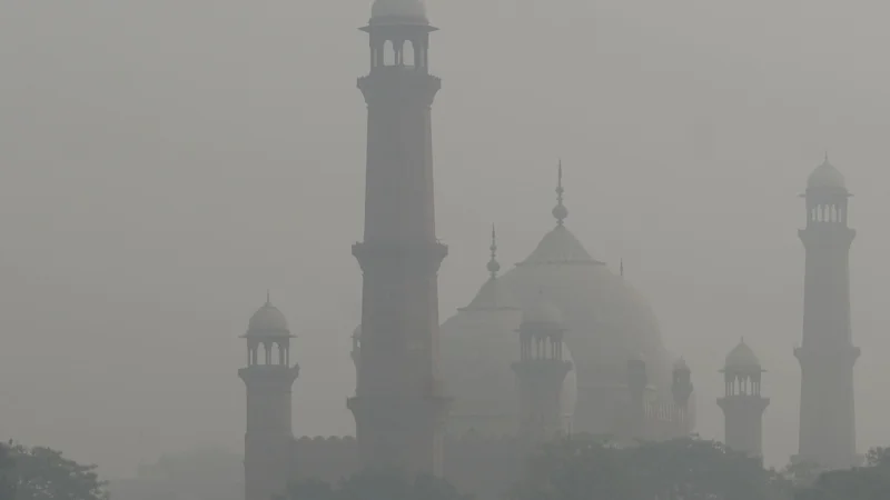 Weather Update; isolated rains, gusty winds expected in Lahore, Punjab