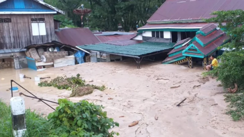 Deadly flooding and landslides in Northern Vietnam claiming three lives