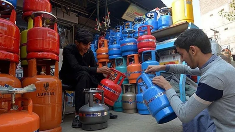 Sindh Govt orders crackdown against LNG, LPG cylinder shops