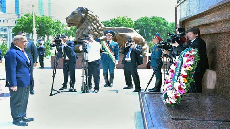 PM Shehbaz lays wreath at Ismail Somoni monument