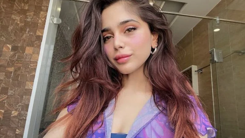 Pakistani Singer Aima Baig Warns Fans About Fake Snapchat Account