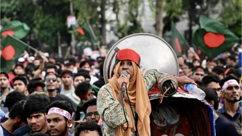 Bangladesh student groups clash over job quotas, Leaving 100 injured