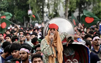 Bangladesh student groups clash over job quotas, Leaving 100 injured