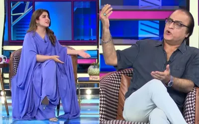 Anchor Hina Niazi brought to tears due to Mehmood Aslam