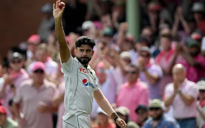 Aamer Jamal bags 6-fer as Pakistan trashes Australia for 299