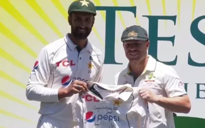 David Warner receives Babar Azam-signed shirt from Shan Masood as a farewell gift