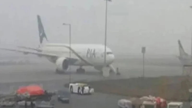 Heavy fog disrupts flight operations in Punjab, KP