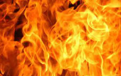 Massive fire erupts at mobile market in Peshawar