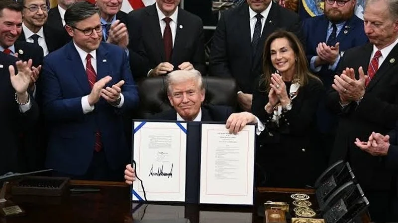 Trump signs bill to avert U.S. government shutdown