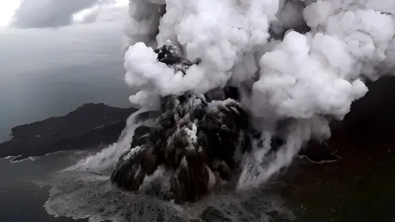 'Anak Krakatau' volcano eruption sparks flight chaos as Jakarta Airport closes