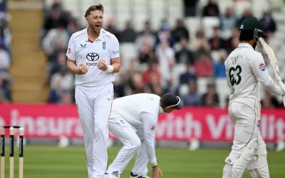 Pakistan bowled out for 133 in third Test against England