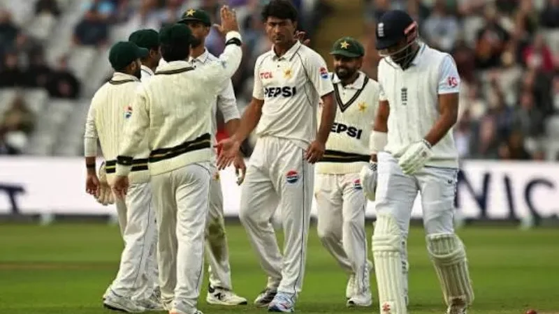 England set Pakistan huge challenge after first innings of 453 - #CricketPakistan, England, Razaullah, Third Test