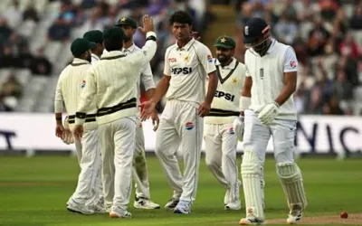 England set Pakistan huge challenge after first innings of 453