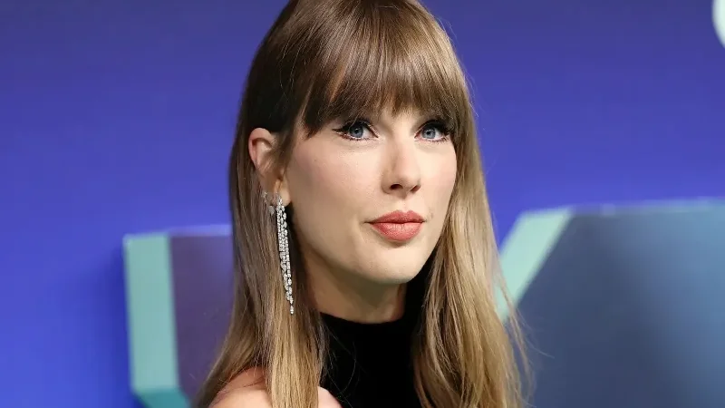 Taylor Swift sparks new eyeliner trend at 2026 VMAs