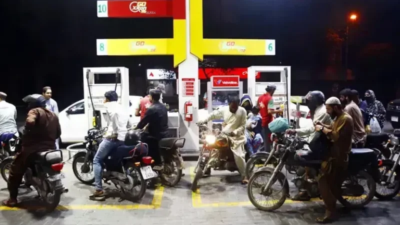 Petrol up Rs1.20, diesel down 17 paisa in Pakistan - federal government, Petroleum Division, price of diesel, price of petrol
