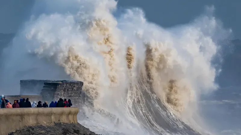 UK faces disruption as storms Austen and Boelo bring strong winds - Storm Austen, Storm Boelo, United Kingdom, yellow wind warning