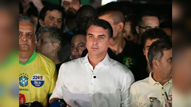 Flávio Bolsonaro heads to US after election defeat