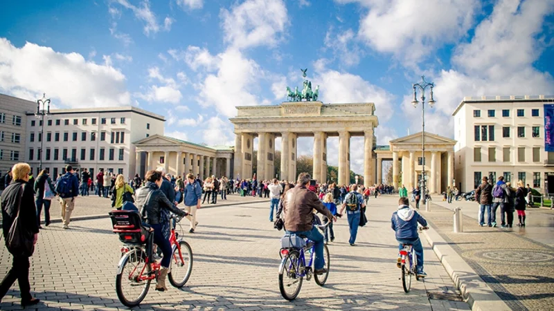 Germany’s economy edges up, France’s shrinks in third quarter