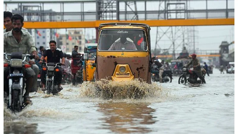 PMD warns of severe rain and strong winds in Karachi today
