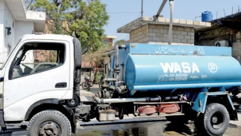 People cut Independence Day cake by standing in dirty water to protest WASA