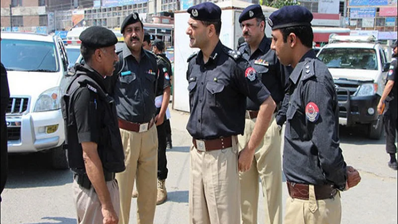 Three cops injured in exchange of fire with robbers