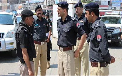 Three cops injured in exchange of fire with robbers