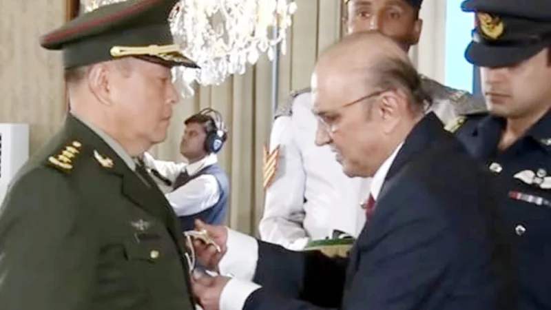 President confers Nishan i Imtiaz (Military) award to Chinese General