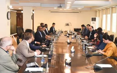 Aurangzeb discusses investment opportunities with foreign investors