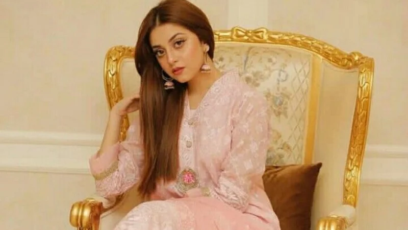 Alizeh Shah shocks fans by deleting all Instagram posts