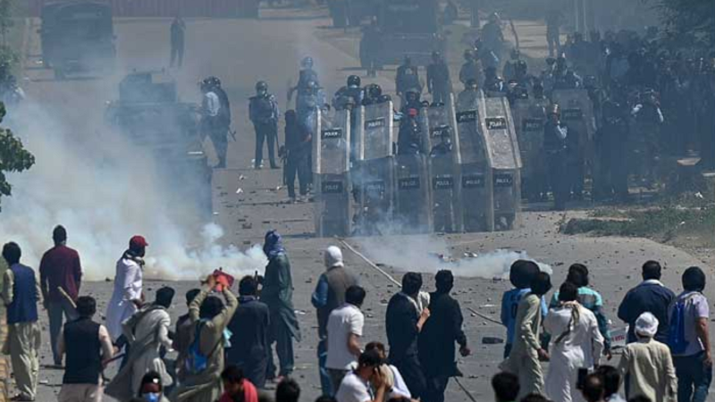 Journalists, cop injured; motorcycle set on fire by protestors in Karachi