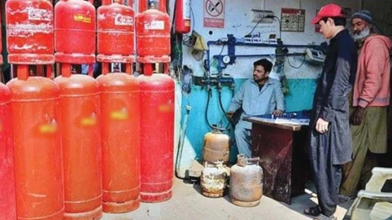 Sindh government begins action against illegal gas cylinder shops