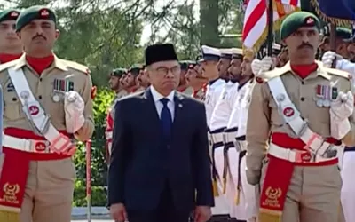 Malaysian PM Anwar Ibrahim given guard of honour at PM House