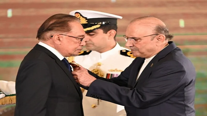 President Zardari confers Nishan-e-Pakistan award on Malaysian PM